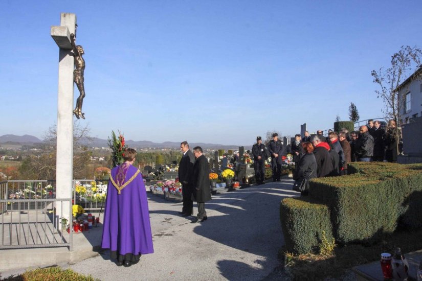 U povodu Svih svetih položen vijenac kod središnjeg križa na ivanečkom groblju