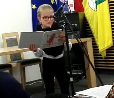 Novi Marof: Najmlađa čitateljica Ena Benković otvorila gradsko natjecanje u čitanju naglas
