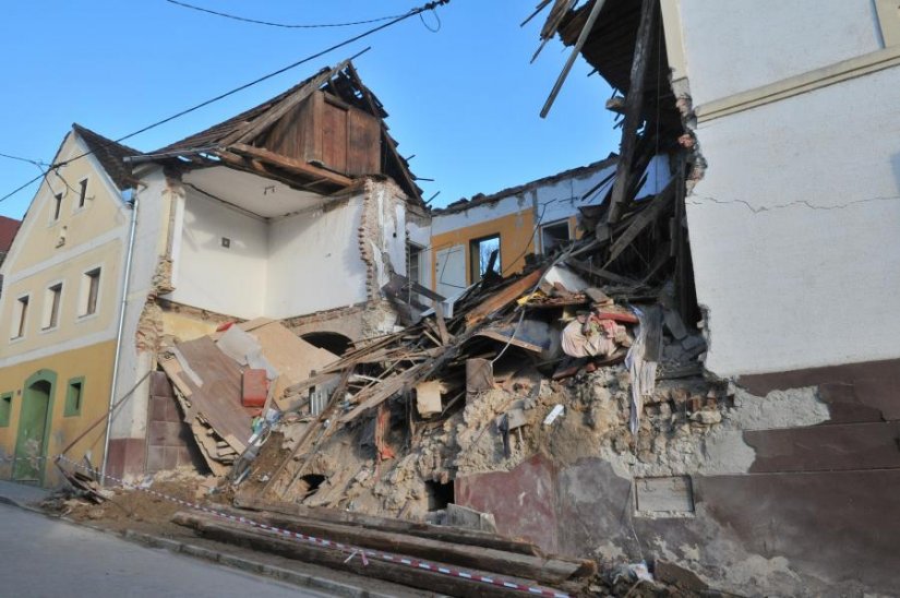 Nakon eksplozije provukao se kroz pukotinu u zidu i u stanu susjede si oduzeo život