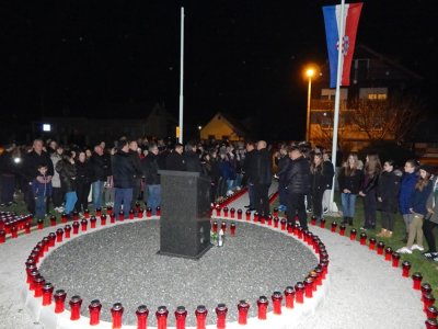 FOTO Paljenjem svijeća kod spomenika poginulim braniteljima u Trnovcu obilježen Dan sjećanja na žrtvu Vukovara
