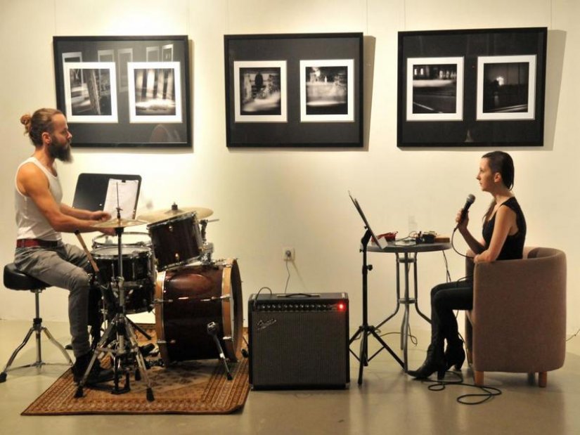 Performans u Galerijskom centru: pjesnikinja i bubnjar spojili „nespojivo“