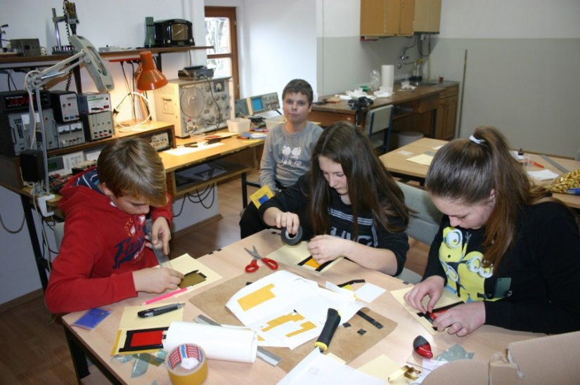Ludbreški osnovnoškolci izrađuju božićne LED čestitke