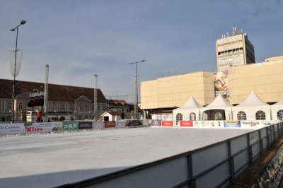 Gledajte uživo: otvoreno klizalište na Kapucinskom trgu, ali zasad bez puno klizača