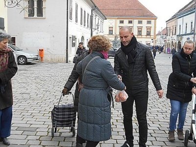 HDZ-ovci na Franjevačkom trgu Varaždincima dijelili mandarine