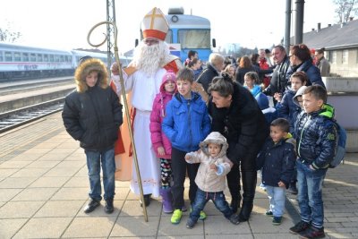 FOTO Mnogobrojni mališani sa sv. Nikolom u vožnji božićnim vlakom