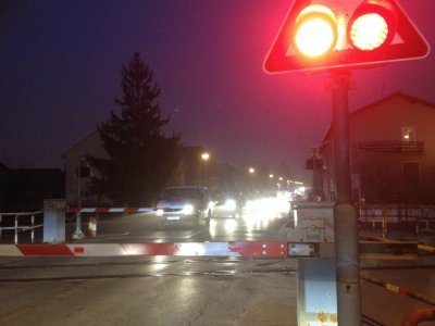 Rampa u Biškupcu bila spuštena 20-ak minuta, stvorila se kolona, a vlak uopće nije prošao?!