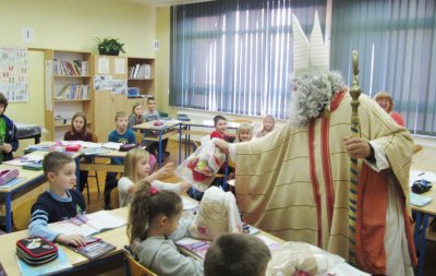 Sveti Nikola, zaštitnik djece i mornara, posjetio i topličke osnovnoškolce