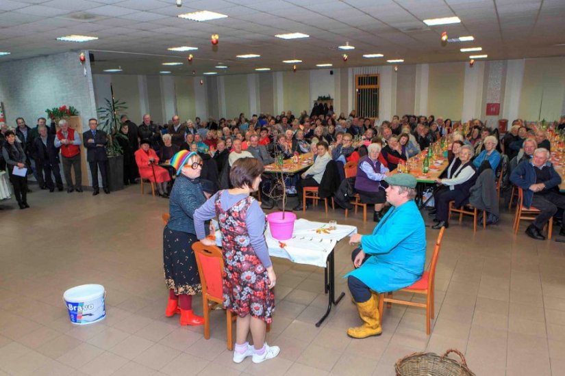 FOTO Darovi i druženje za 860 ivanečkih umirovljenika