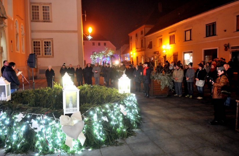 FOTO: Još jedno svjetlo na adventskom vijencu kod katedrale