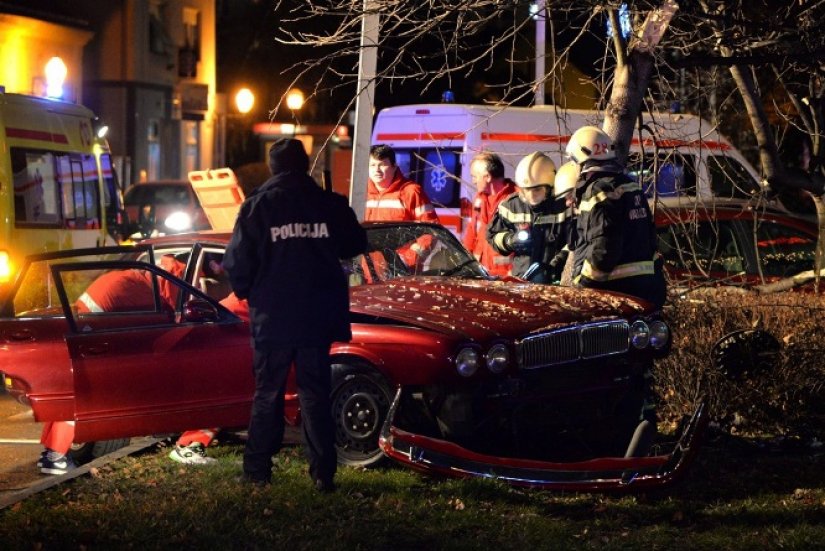 FOTO: Skupocjenim Jaguarom sletio s kolnika i udario u drvo