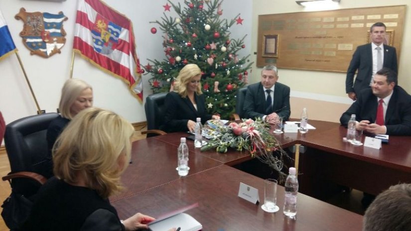 Predsjednica RH stigla u Varaždin, u tijeku sastanak sa Štromarom
