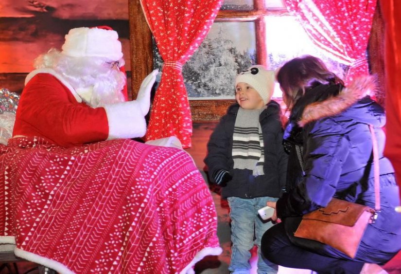 FOTO Coca-Colin blagdanski kamion došao u Varaždin, brojni željeli upoznati Djedicu