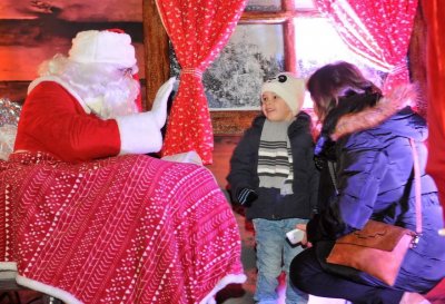 FOTO Coca-Colin blagdanski kamion došao u Varaždin, brojni željeli upoznati Djedicu