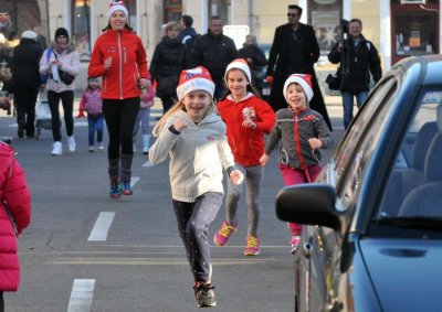 FOTO Mali i veliki Djeda Mrazovi trčali varaždinskim ulicama i dobro se zabavili