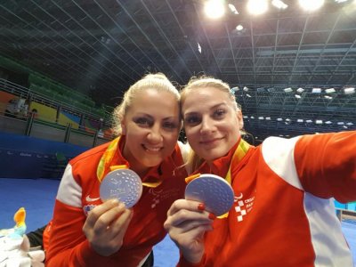 Helena Dretar Karić (lijevo) i Anđela Mužinić s osvojenim srebrnim odličjem u Rio de Janieru