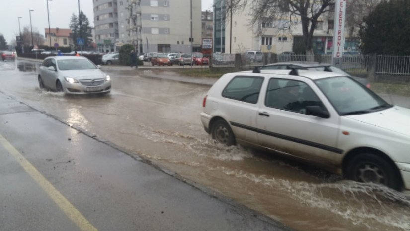 FOTO, VIDEO Zbog puknute cijevi poplava u Supilovoj