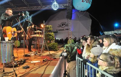 FOTO Vatra &quot;zagrijala&quot; građane koji su na Kapucinskom trgu dočekali novu 2017. godinu