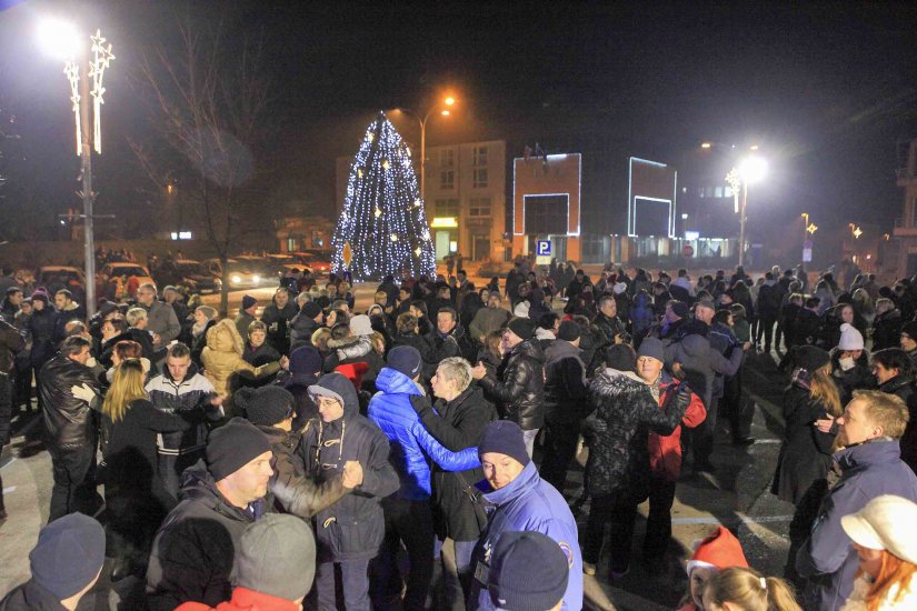 FOTO Mnoštvo Ivančana novu 2017. dočekalo na gradskoj špici