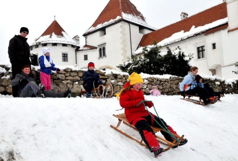 FOTO Mališani na sanjkama &quot;zavladali&quot; Starim gradom