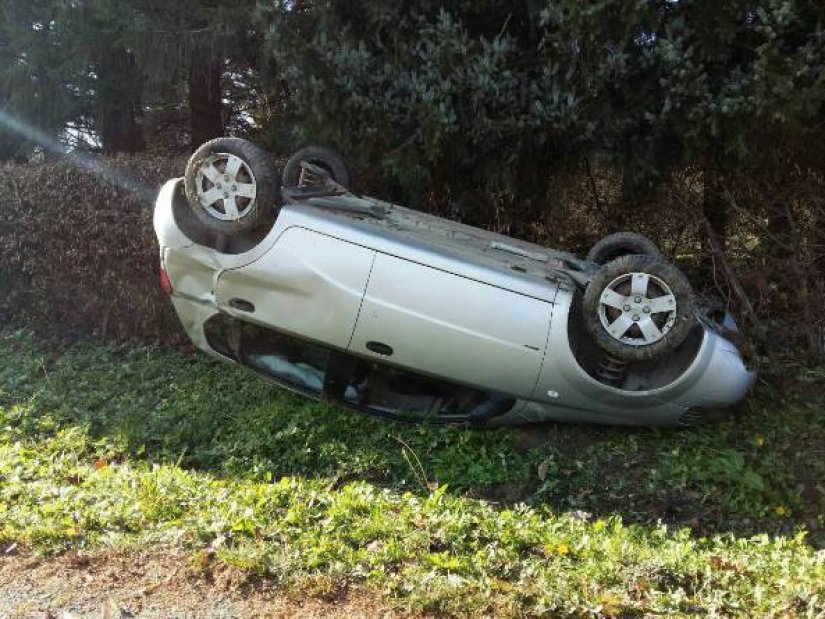 Vozač (79) u Topličici prebrzo vozio, sletio s ceste pa završio na krovu