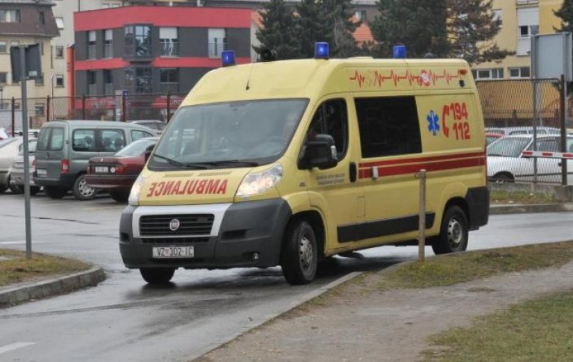 Vozačica propuštala pješaka na zebri pa na njen auto naletio drugi auto