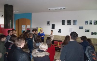 Na Drugoj gimnaziji izložba fotografija logora Auschwitza koje je snimila učenica