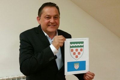 Načelnik općine Zvonko Šamec s grbom i zastavom Općine