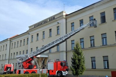 FOTO Vatrogasci &quot;spašavali&quot; studente iz zapaljenog doma