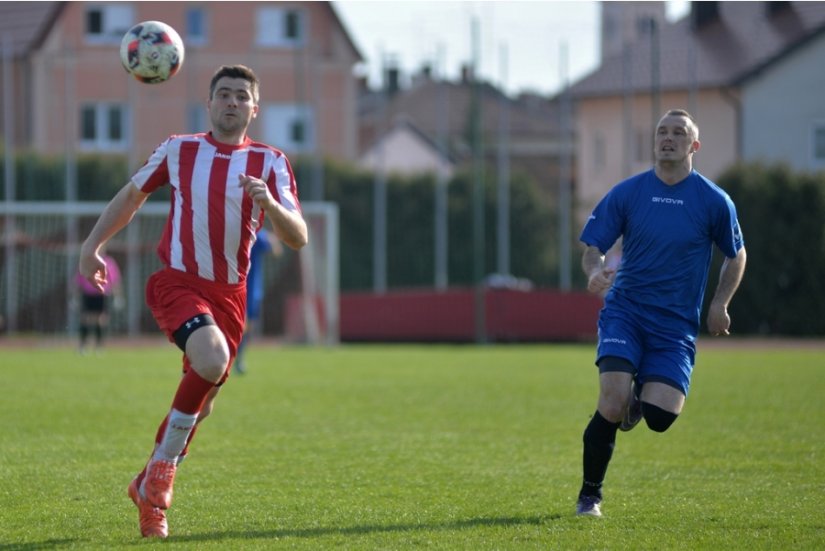 Sloboda ŠN, Sloboda (T) i Polet (T) su bodovno izjednačeni u vrhu (28 bodova), dok je Polet (T) prvi s boljom gol razlikom