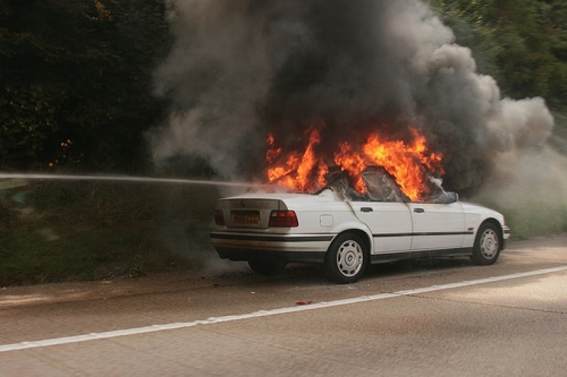 Najprije izgorio automobil, a potom i nisko raslinje