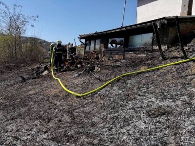 FOTO Požar otvorenog prostora na Haliću zahvatio i vikendicu