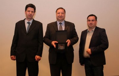 Lepoglavski gradonačelnik Marijan Škvarić s priznanjem u društvu svog zamjenika Hrvoja Kovača (desno) i Damira Kužira