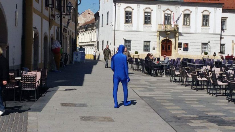 JAVIO ČITATELJ Čovjek u plavom kostimu viđen kako šeta središtem Varaždina