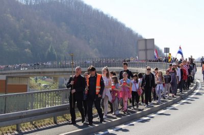 Oko tri stotine hodočasnika na korizmenom Križnom putu „Stopama pobijenih“