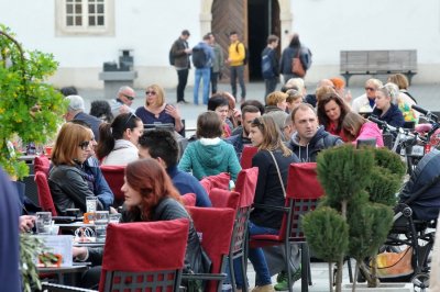 FOTO: Sunčan dan na ulice &quot;izmamio&quot; i građane i političare