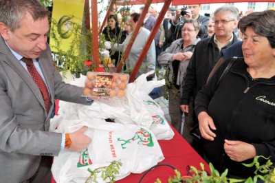 FOTO: Na varaždinskom placu podijeljeno 6.000 jaja i mladi krumpir