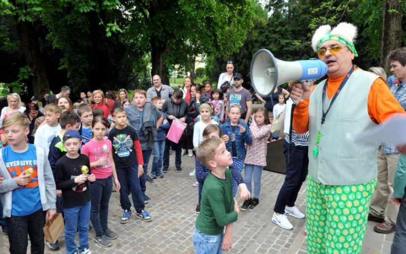 FOTO: Vesela družina uskršnjeg zeca u pratnji malih bubnjara tragala za pisanicama