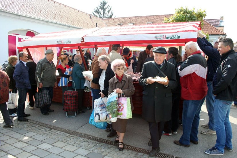 HNS-ovci i SDP-ovci na varaždinskom placu podijelili 600 porcija ribica