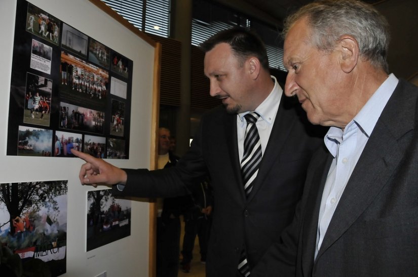 Novomarofski gradonačelnik Siniša Jenkač (lijevo) i predsjednik kluba Zvonimir Puškadija razledali su fotografije na večerašnjoj izložbi