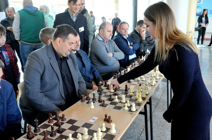 Juniorska prvakinja Hrvatske i članica Šahovskog društva Varaždin Naomi Špiranec odigrala je simultanku na 20 ploča 