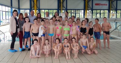 Učenici Osnovne škole Šemovec s ravnateljicom škole i načelnikom Općine na Gradskim bazenima u Varaždinu