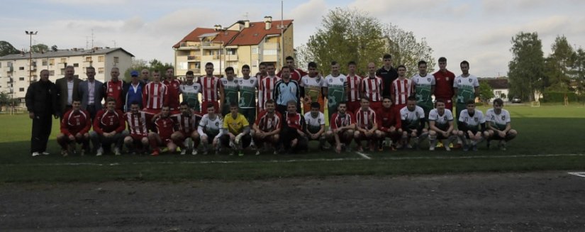 Zajednička fotografija momčadi Zeline i Novog Marofa uoči odigravanja prijateljskog susreta