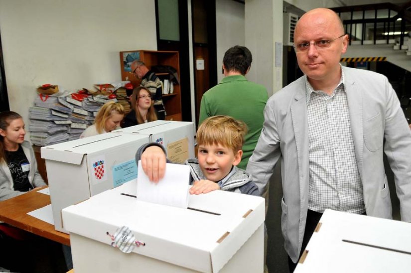 FOTO: Glasovanje obavili i kandidati te poručili: Danas građani imaju vlast u svojim rukama