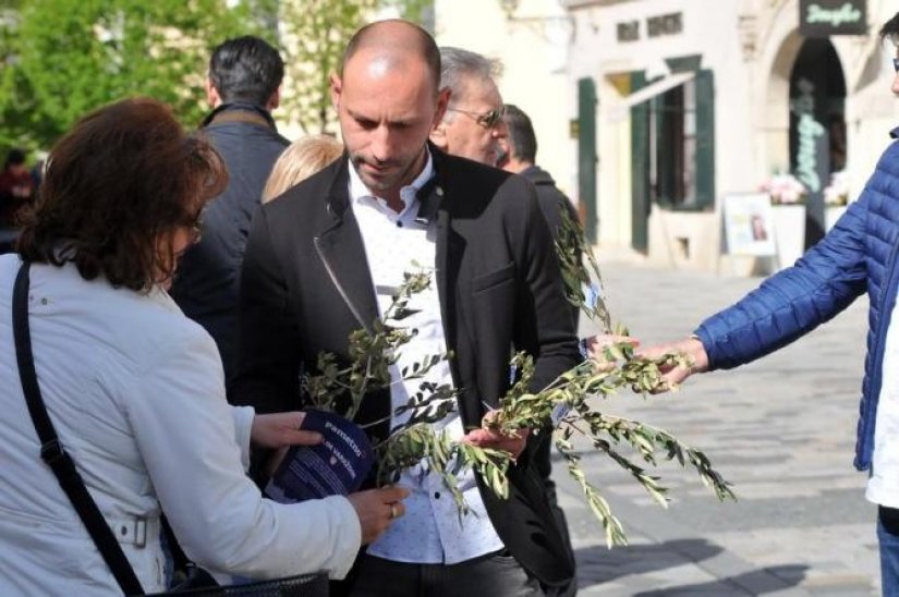 Tijekom kampanje su se dijelile maslinove grančice, cvijeće, kemijske, majice, kape...