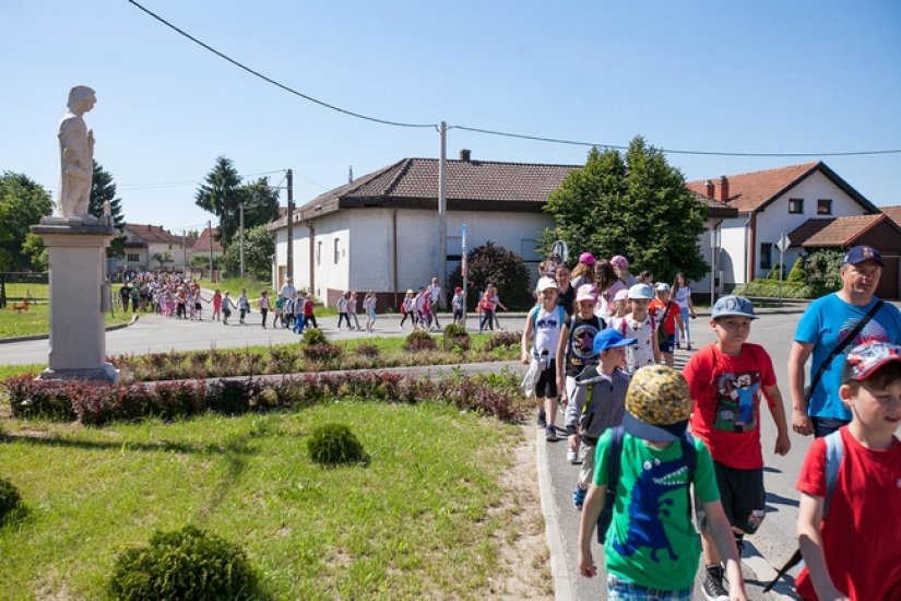 FOTO: Djeca OŠ Sračinec dan svoje škole provela - na nogama u obilasku zavičaja