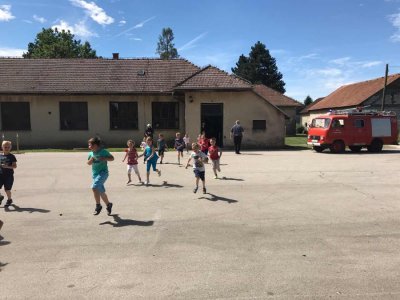 FOTO: Nakon evakuacije, učenici u Nedeljancu naučili kako gasiti požar