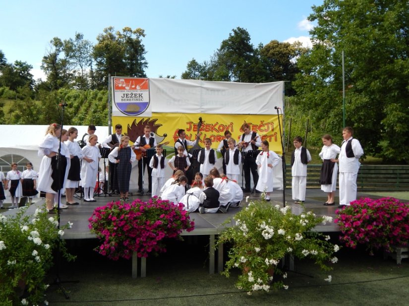 FOTO: Veselje uz ples i starinske igre na Ježekovim dječjim folklornim susretima