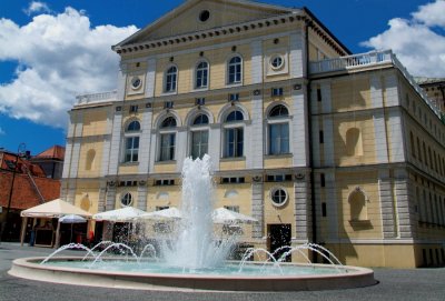 Program se održava na Kazališnom trgu, kod fontane