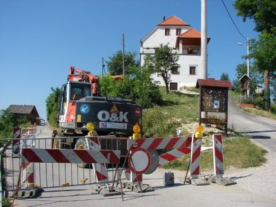 FOTO Zbog sanacije klizišta, zatvorena cesta ispod crkve Sv. Barbare u Natkrižovljanu