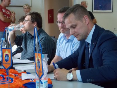 Ivan Kos, predsjednik Hajduka, potpisuje ugovor o suradnji
